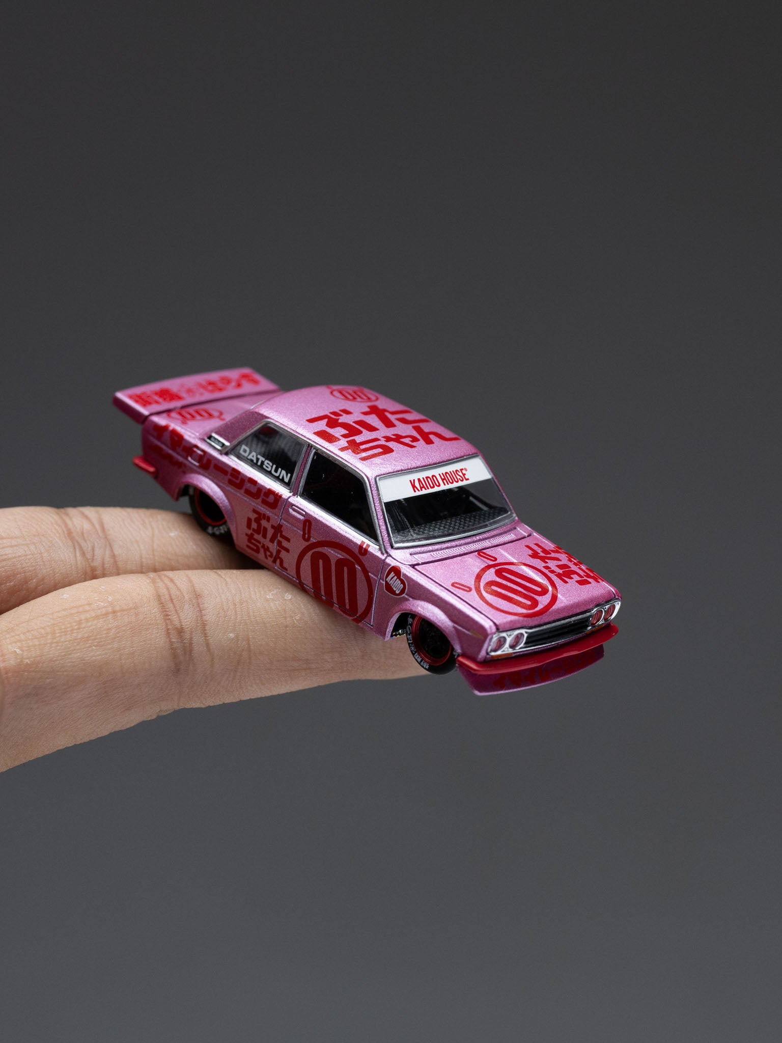 KAIDO HOUSE X MINI GT 1:64 DATSUN 510 PRO STREET BUTA V1 – PINK KHMG161