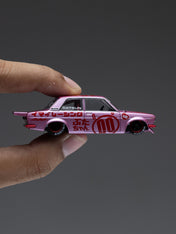 KAIDO HOUSE X MINI GT 1:64 DATSUN 510 PRO STREET BUTA V1 – PINK KHMG161
