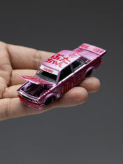 KAIDO HOUSE X MINI GT 1:64 DATSUN 510 PRO STREET BUTA V1 – PINK KHMG161