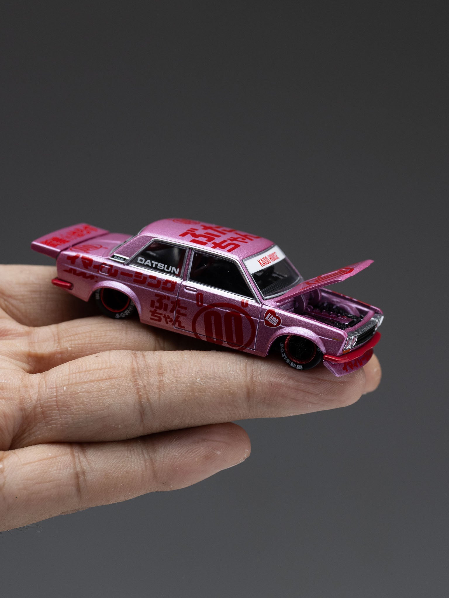 KAIDO HOUSE X MINI GT 1:64 DATSUN 510 PRO STREET BUTA V1 – PINK KHMG161