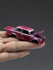 KAIDO HOUSE X MINI GT 1:64 DATSUN 510 PRO STREET BUTA V1 – PINK KHMG161