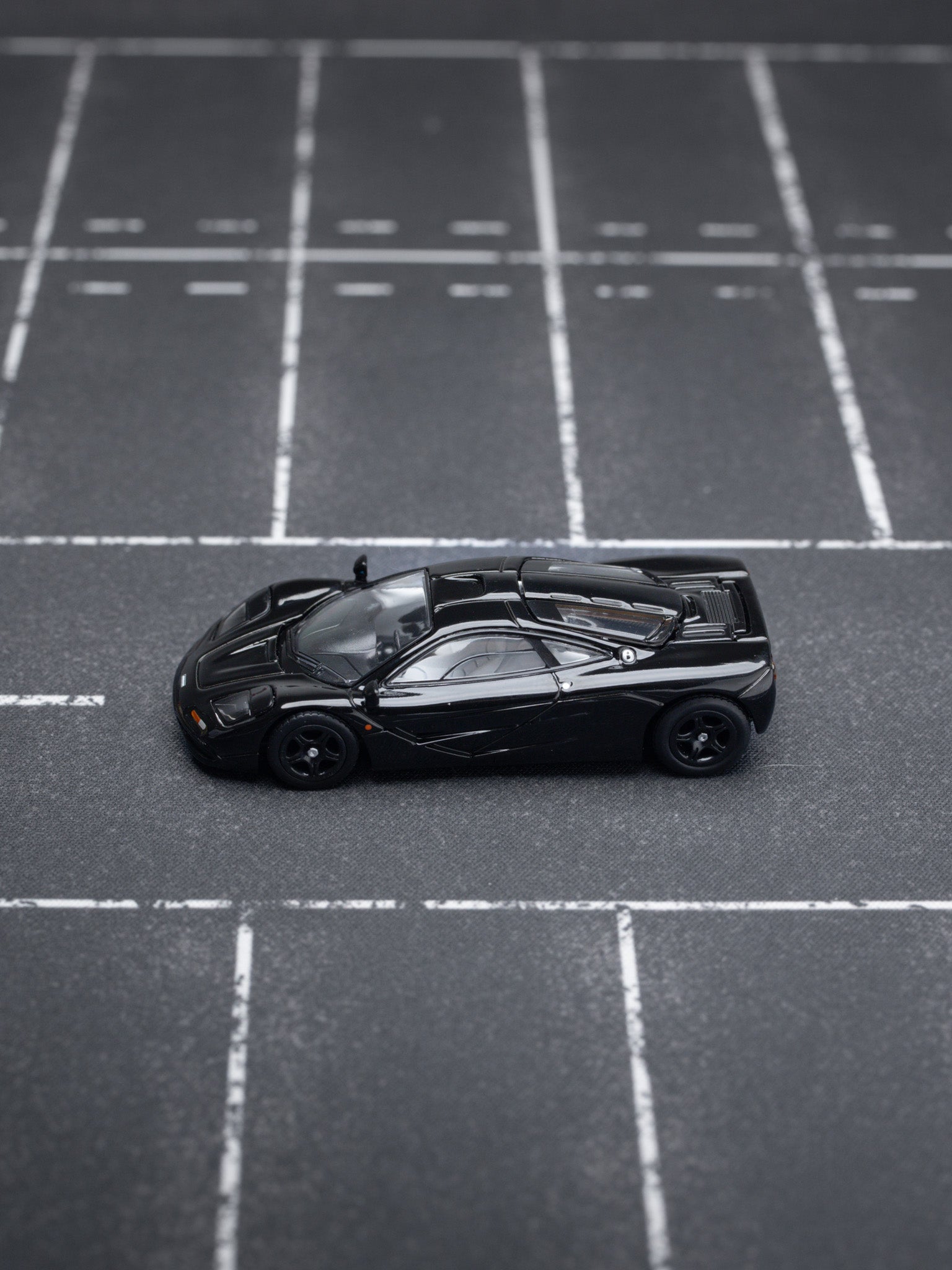 POP Race 1:64 McLAREN F1 - JET BLACK