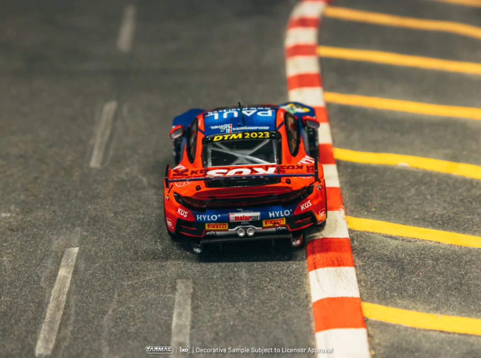 TARMAC WORKS 1:64 PORSCHE 911 GT3 R DTM 2023 AYHANCAN GÜVEN T64-084-23DTM24