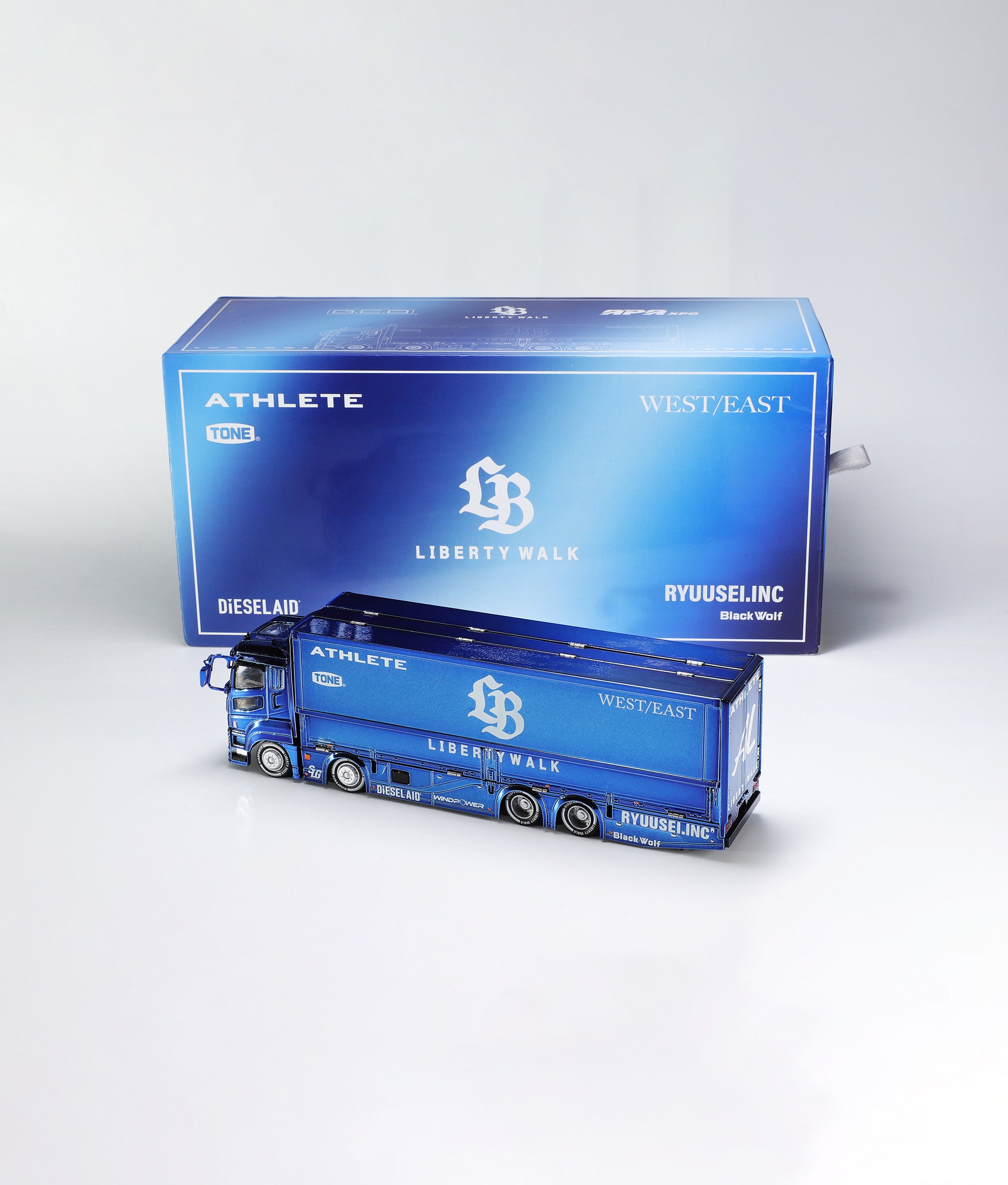 GCD 1:64 Mitsubishi Fuso Super Great Transport LBWK  APA xpo special limited